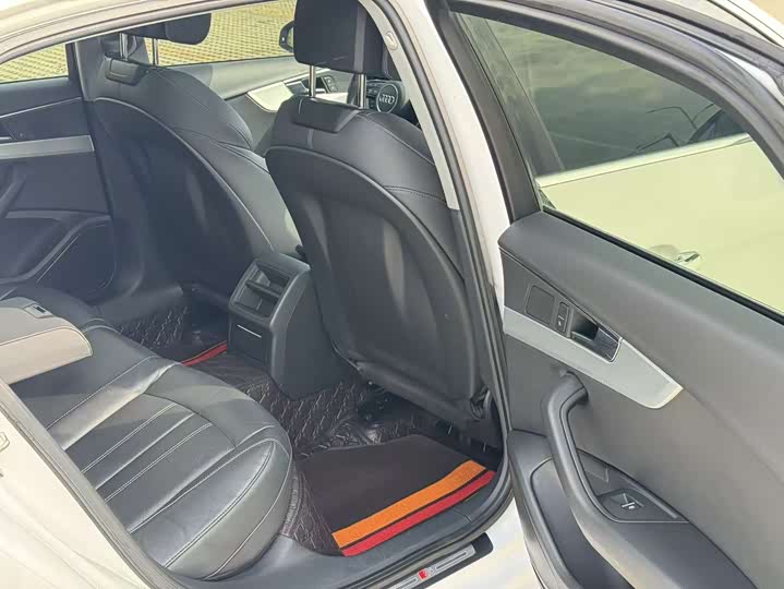 Фото 11 - Audi A4L