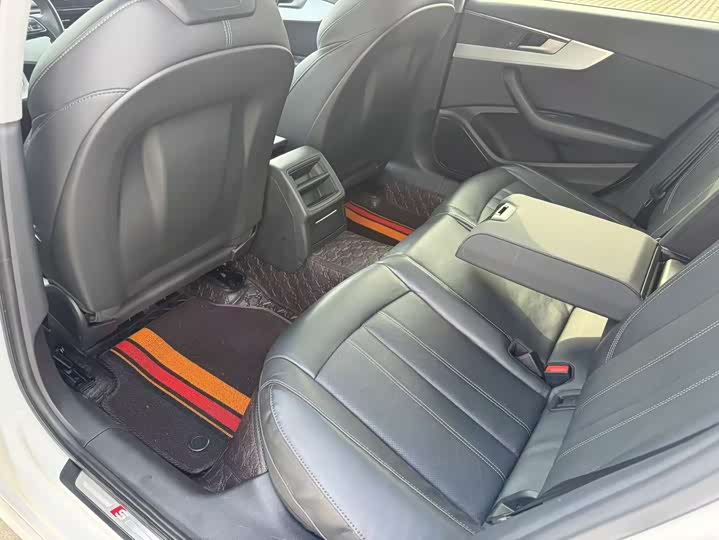 Фото 12 - Audi A4L