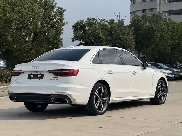Фото 8 - Audi A4L