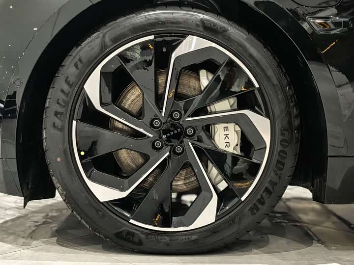 Фото 17 - Zeekr 001