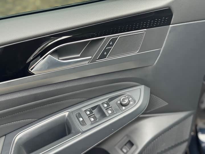 Фото 11 - Volkswagen Passat