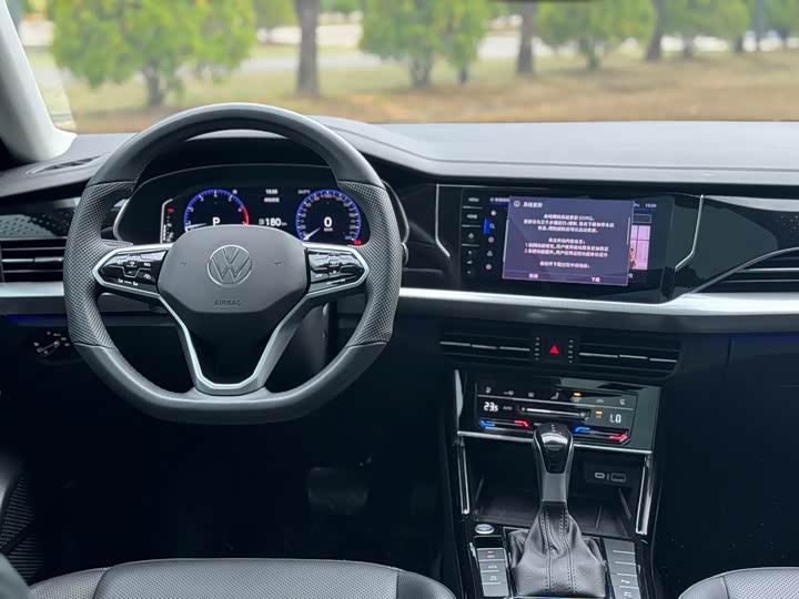 Фото 12 - Volkswagen Passat