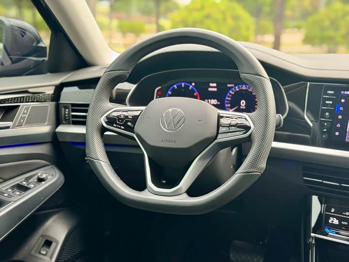 Фото 17 - Volkswagen Passat