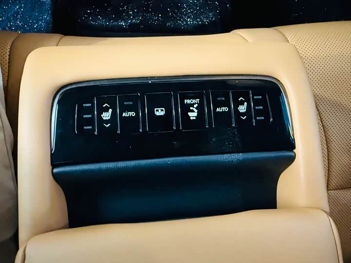 Фото 10 - Lexus LS