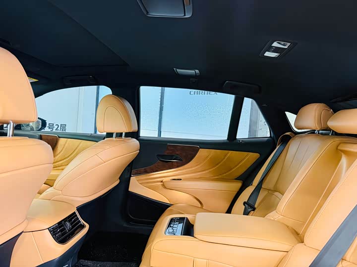 Фото 13 - Lexus LS