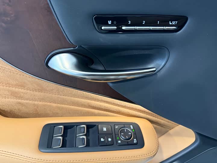 Фото 15 - Lexus LS