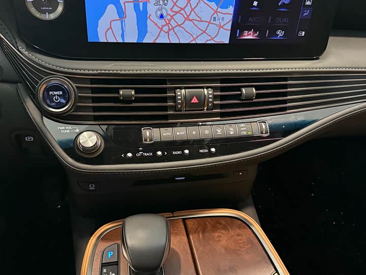 Фото 19 - Lexus LS