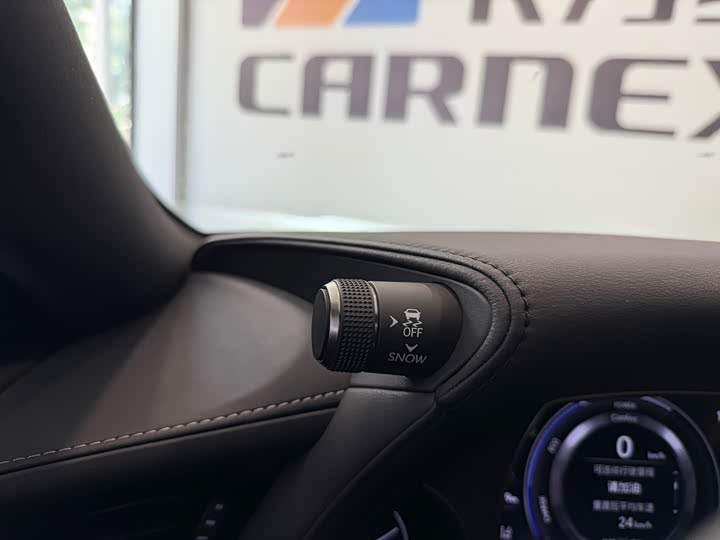 Фото 24 - Lexus LS