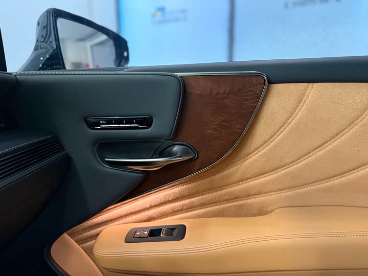 Фото 25 - Lexus LS