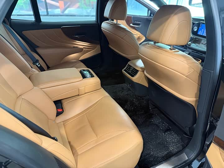 Фото 26 - Lexus LS