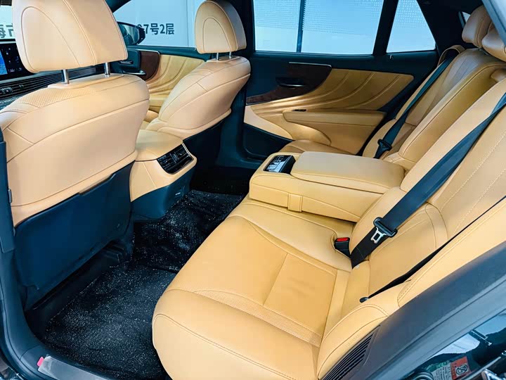 Фото 8 - Lexus LS