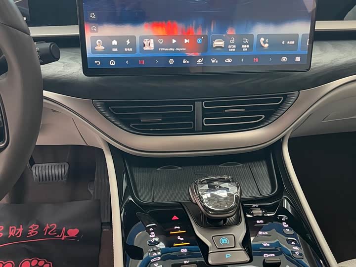 Фото 16 - Denza D9