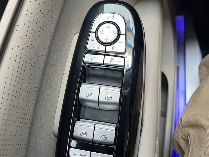 Фото 21 - Denza D9