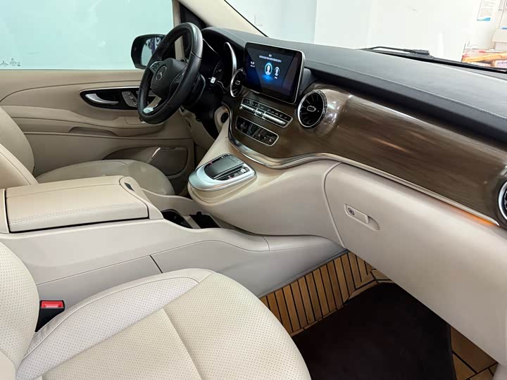 Фото 10 - Mercedes-Benz V-Class