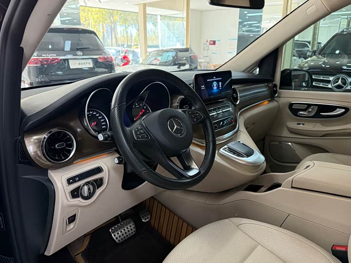 Фото 8 - Mercedes-Benz V-Class