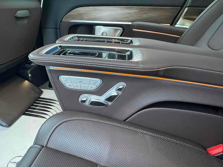 Фото 10 - Mercedes-Benz V-Class