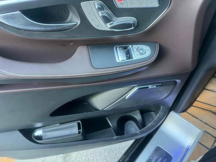 Фото 8 - Mercedes-Benz V-Class