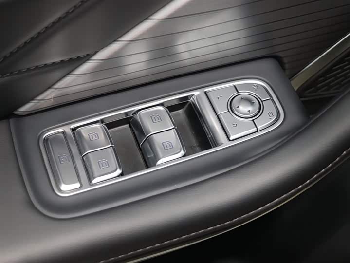 Фото 11 - Hongqi HS7 Hybrid