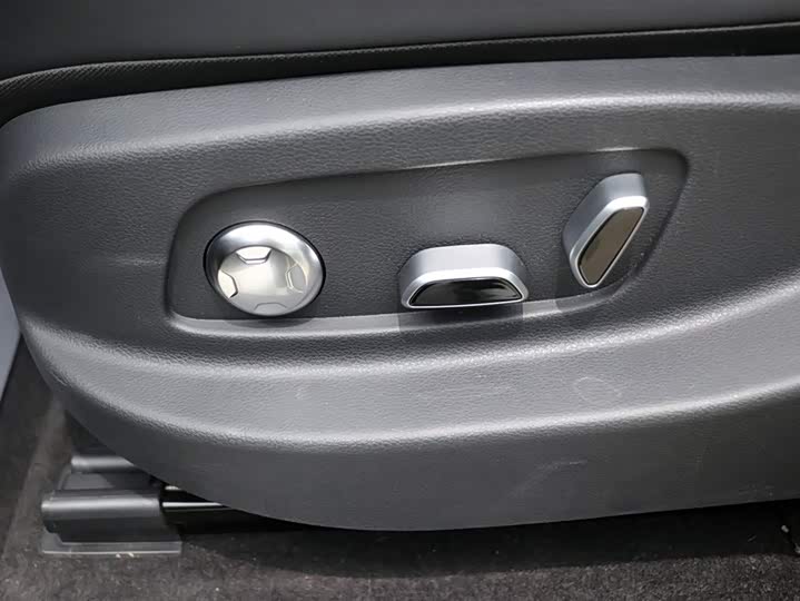 Фото 13 - Hongqi HS7 Hybrid