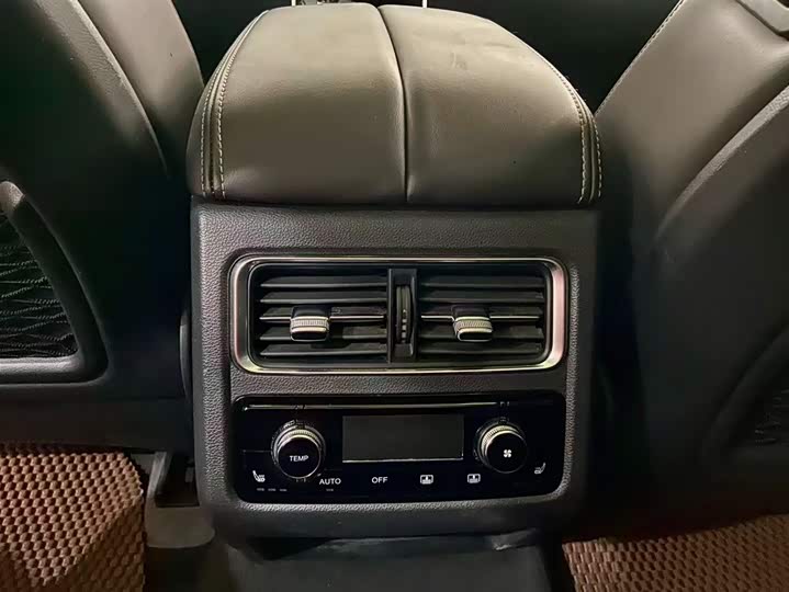 Фото 12 - Hongqi HS7