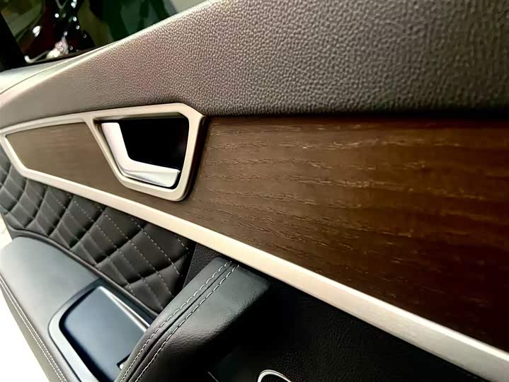 Фото 14 - Hongqi HS7