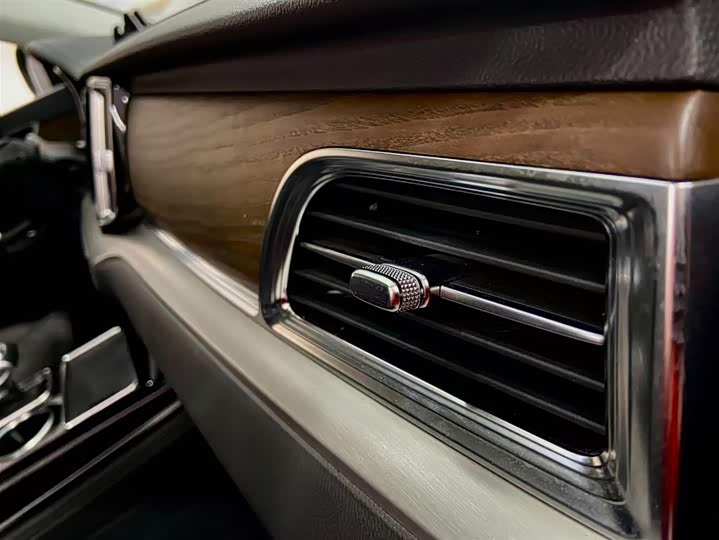 Фото 17 - Hongqi HS7