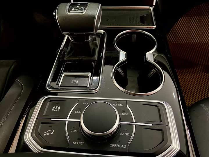 Фото 18 - Hongqi HS7