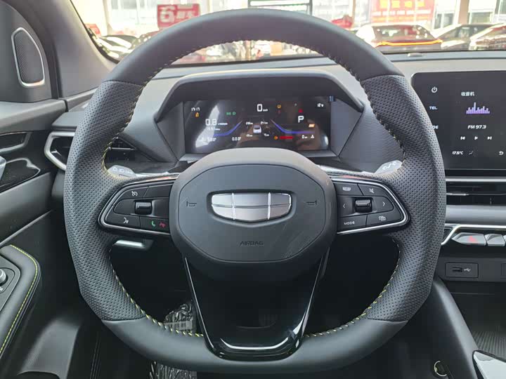 Фото 13 - Geely Coolray