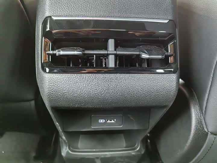 Фото 9 - Geely Coolray