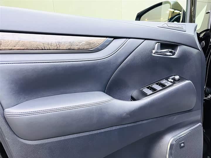 Фото 11 - Toyota Alphard