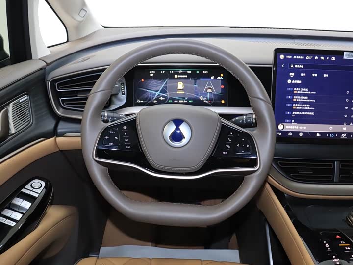 Фото 16 - Denza D9