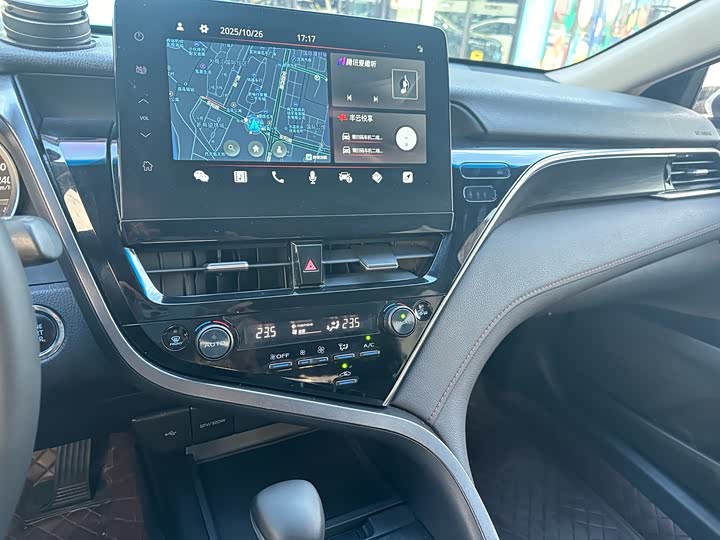 Фото 12 - Toyota Camry