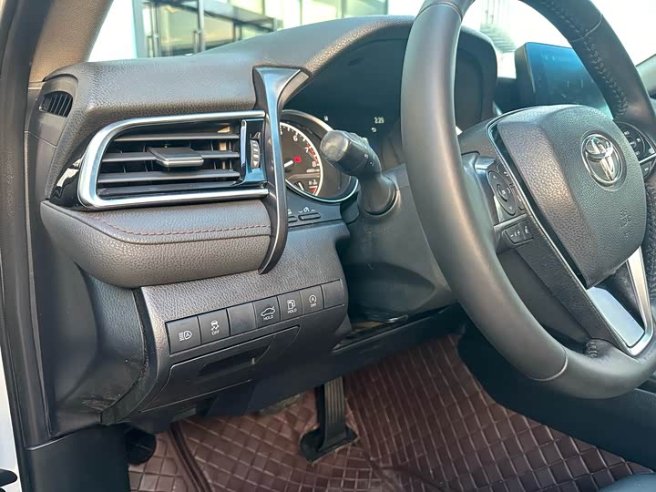 Фото 13 - Toyota Camry