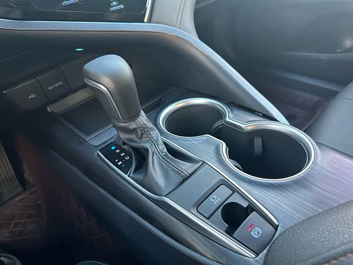 Фото 14 - Toyota Camry