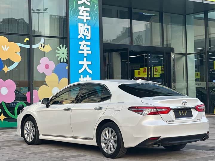 Фото 18 - Toyota Camry