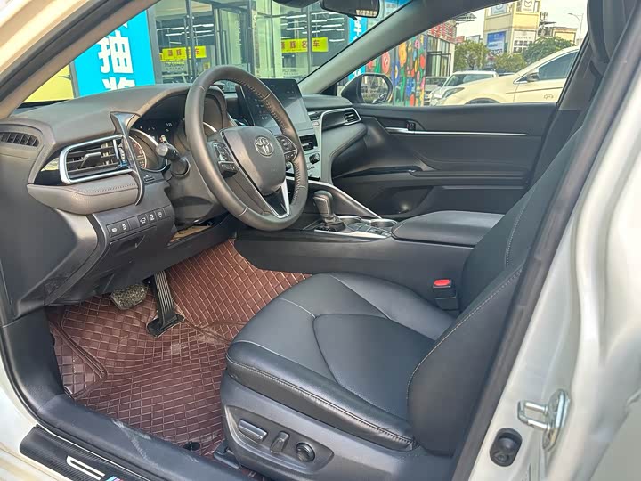 Фото 5 - Toyota Camry