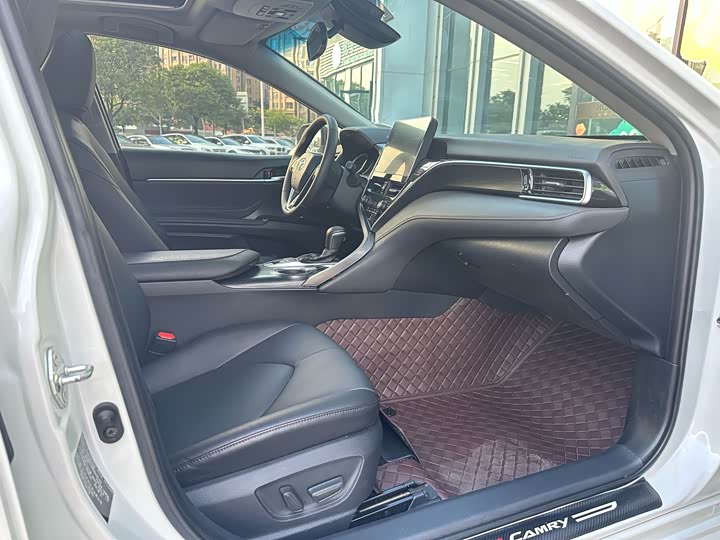 Фото 6 - Toyota Camry