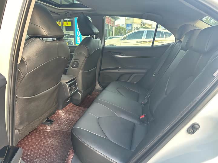 Фото 8 - Toyota Camry