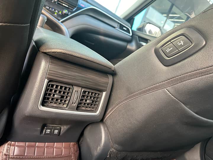 Фото 9 - Toyota Camry