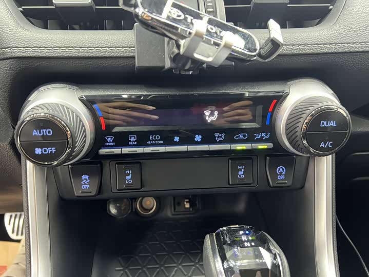 Фото 16 - Toyota RAV4