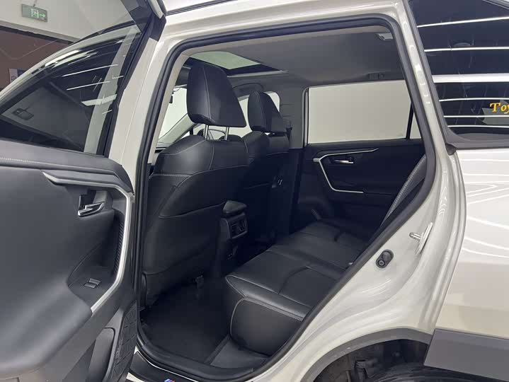 Фото 17 - Toyota RAV4