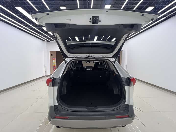 Фото 19 - Toyota RAV4