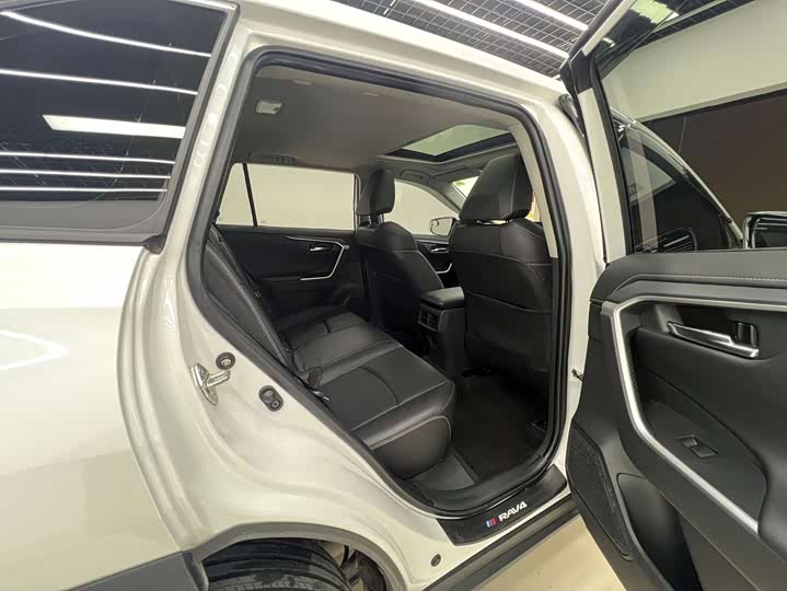 Фото 21 - Toyota RAV4