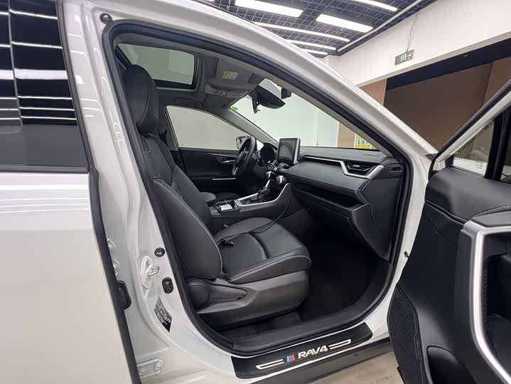 Фото 22 - Toyota RAV4