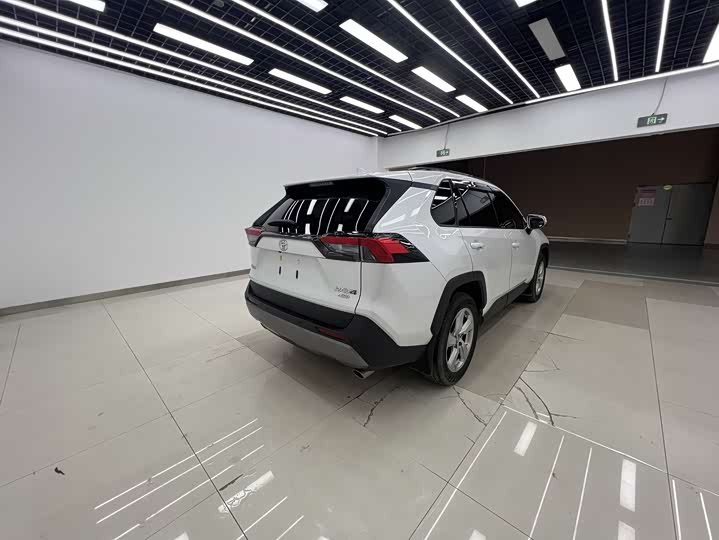 Фото 4 - Toyota RAV4