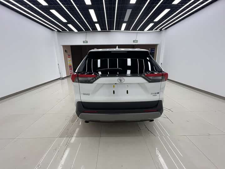 Фото 5 - Toyota RAV4