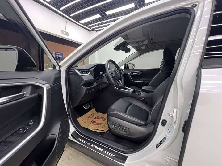 Фото 8 - Toyota RAV4