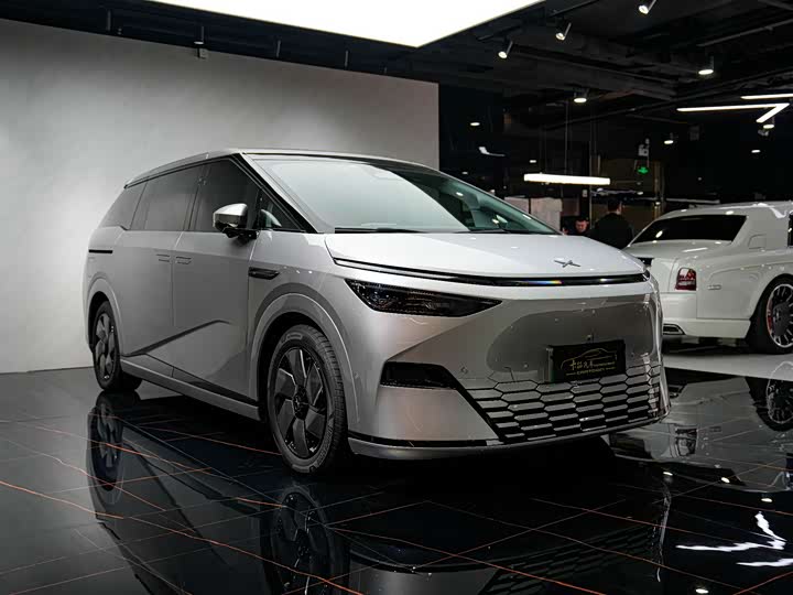 Фото 2 - XPeng X9