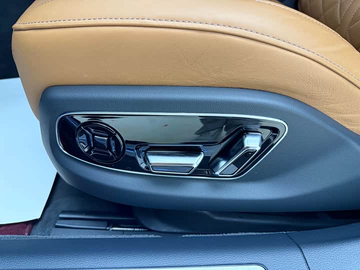 Фото 10 - Audi A8