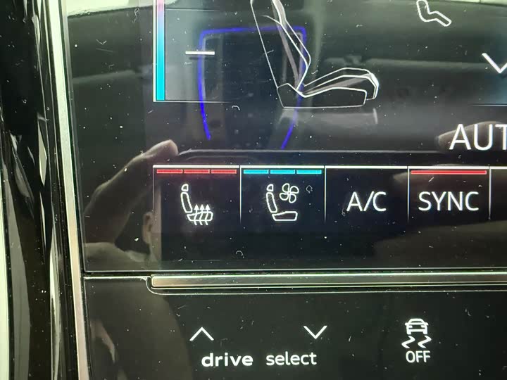 Фото 15 - Audi A8